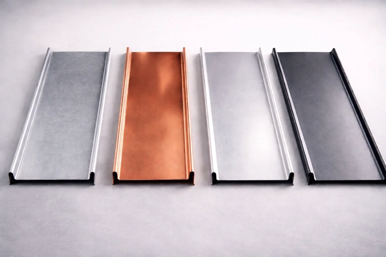 Zink-Scharen und Klempner-Material in der Werkstatt